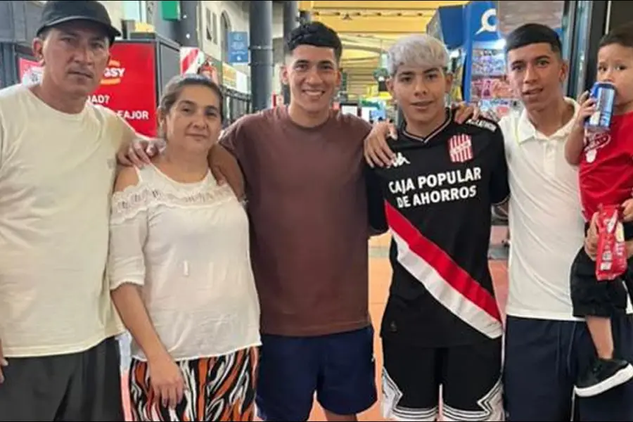 RECORRIDO. Ulises Vera se despide de su familia en la Terminal de Ómnibus de Tucumán antes de viajar a Buenos Aires para sumarse a Quilmes.