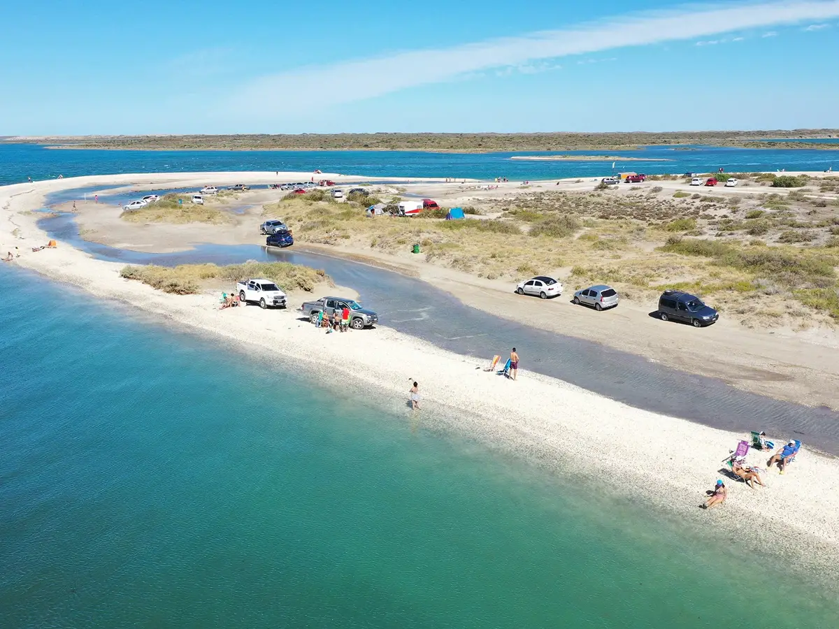  Punta Perdices, una playa ubicada en Río Negro que comienza a ganar reconocimiento por la transparencia y el color de sus aguas.