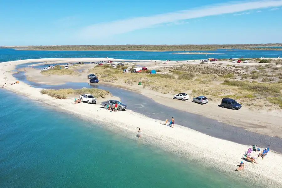  Punta Perdices, una playa ubicada en Río Negro que comienza a ganar reconocimiento por la transparencia y el color de sus aguas.