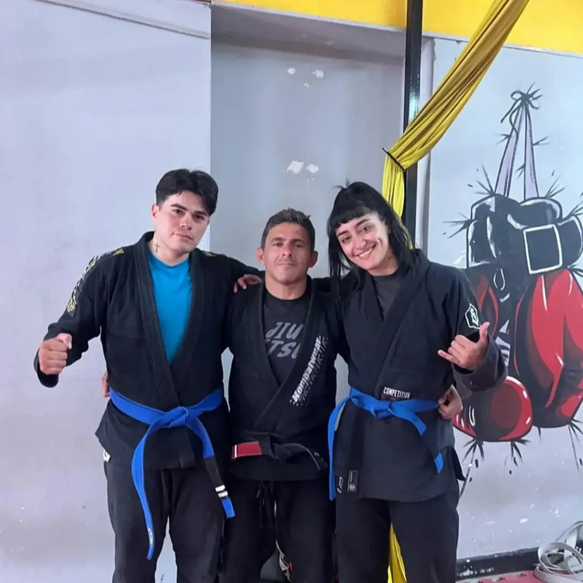 PREPARADOS. José posa para la foto junto a Marcos Villafañe, su profesor de jiu jitsu y Ailén Gramajo, su compañera en la aventura brasileña.