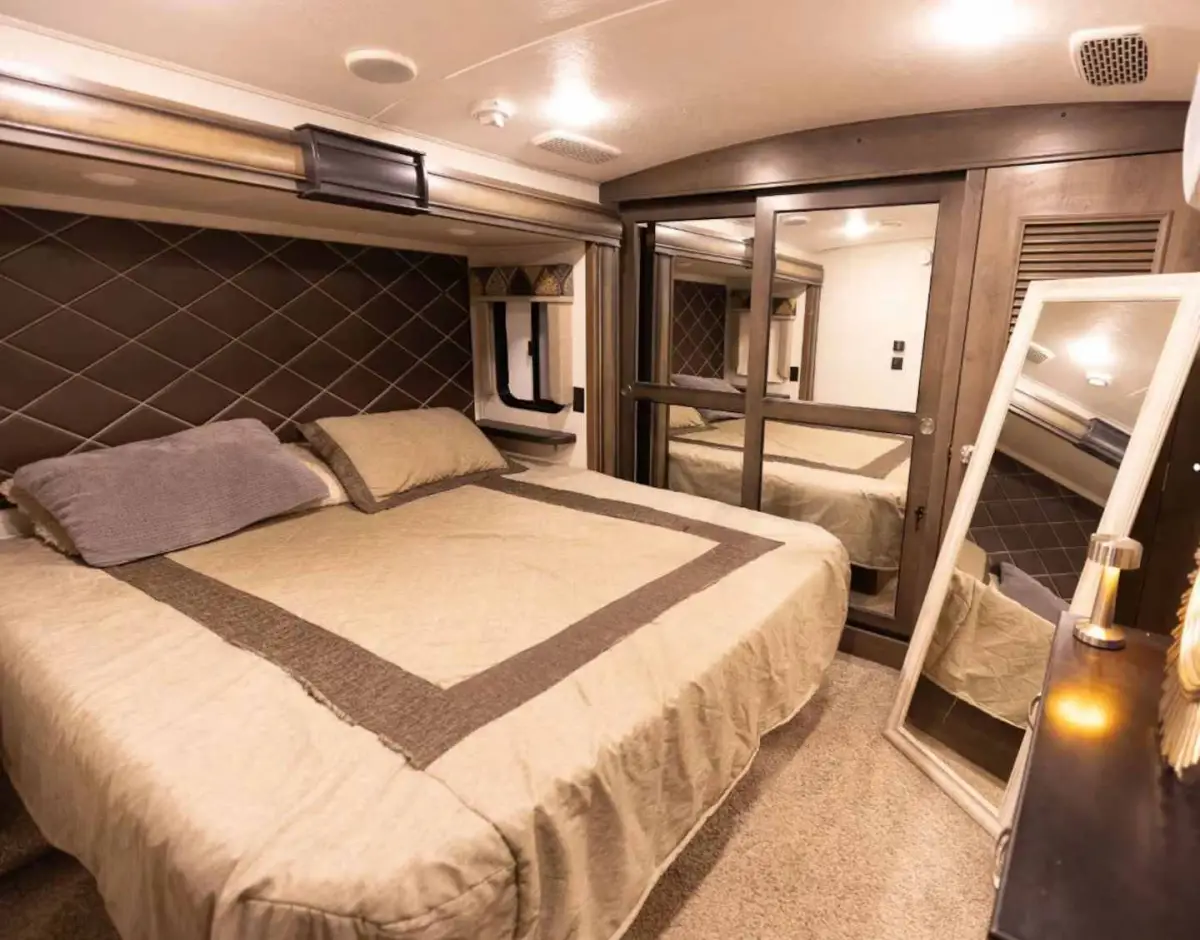 Así es la lujosa casa rodante de Flavio Mendoza donde vive con su hijo