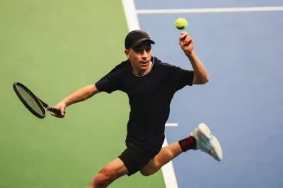 Tiene 14 años, su madre es argentina y no usa revés: la historia del chico que asombra al tenis europeo