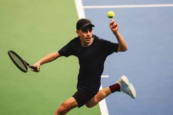 Tiene 14 años, su madre es argentina y no usa revés: la historia del chico que asombra al tenis europeo