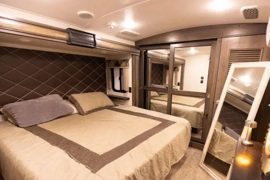 Así es la lujosa casa rodante de Flavio Mendoza donde vive con su hijo