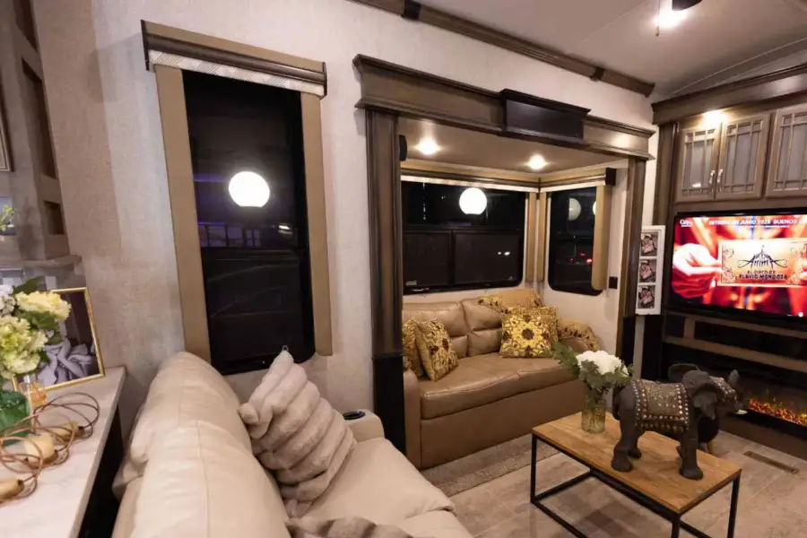 Así es la lujosa casa rodante de Flavio Mendoza donde vive con su hijo