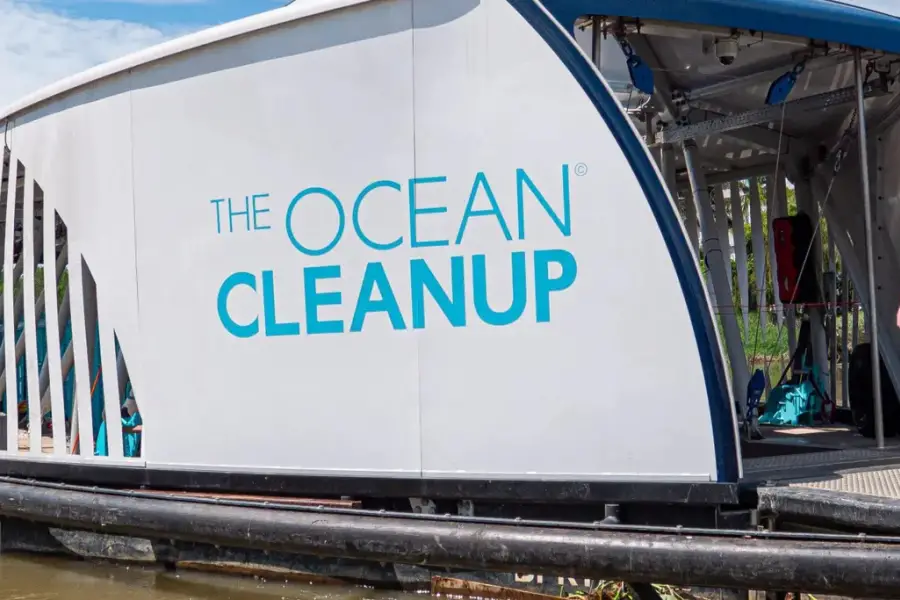 MISION. The Ocean Cleanup desarrolla tecnologías para extraer plásticos de océanos y frenar su entrada desde ríos.
