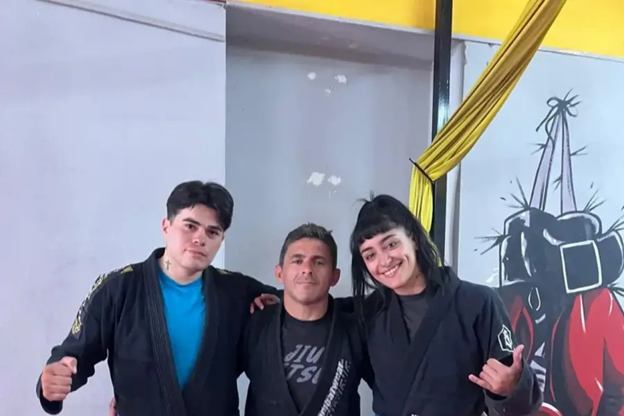 PREPARADOS. José posa para la foto junto a Marcos Villafañe, su profesor de jiu jitsu y Ailén Gramajo, su compañera en la aventura brasileña.