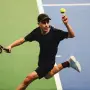 Tiene 14 años, su madre es argentina y no usa revés: la historia del chico que asombra al tenis europeo