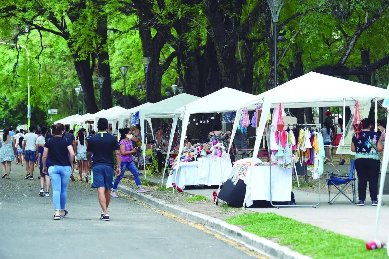 VARIEDAD. Las ferias artesanales llenan de vida las plazas de la ciudad.