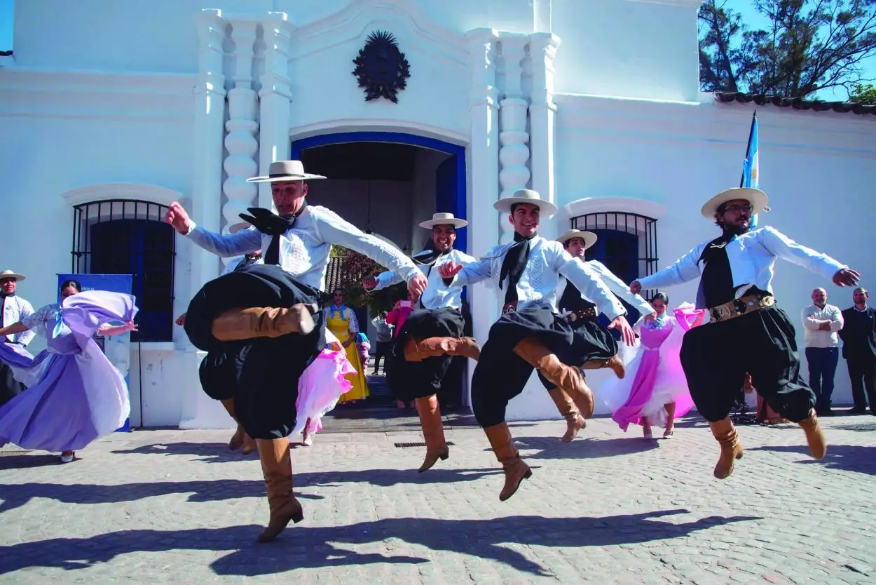 RAÍCES. El ballet Sol Naciente despliega su arte frente a la Casa Histórica.