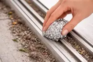 ¿Lo conocías? El truco del papel aluminio que deja impecables los rieles de las ventanas y mejora su deslizamiento