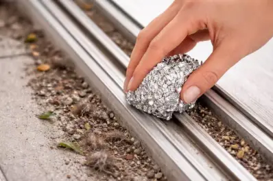 ¿Lo conocías? El truco del papel aluminio que deja impecables los rieles de las ventanas y mejora su deslizamiento