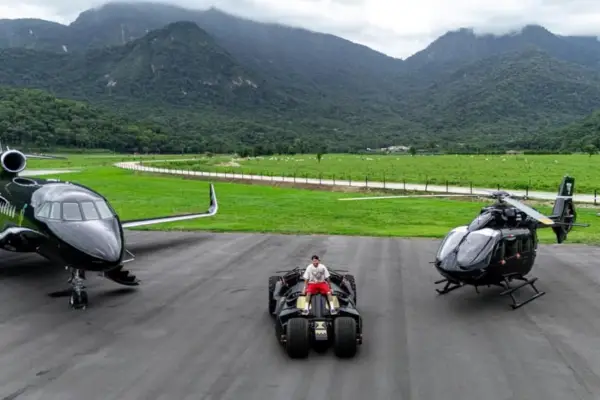 El increíble “garaje” que presentó Neymar en Brasil: jet privado, helicóptero y ¿un Batimóvil?