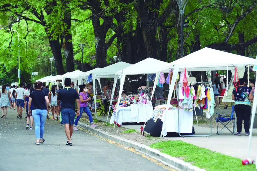 VARIEDAD. Las ferias artesanales llenan de vida las plazas de la ciudad.