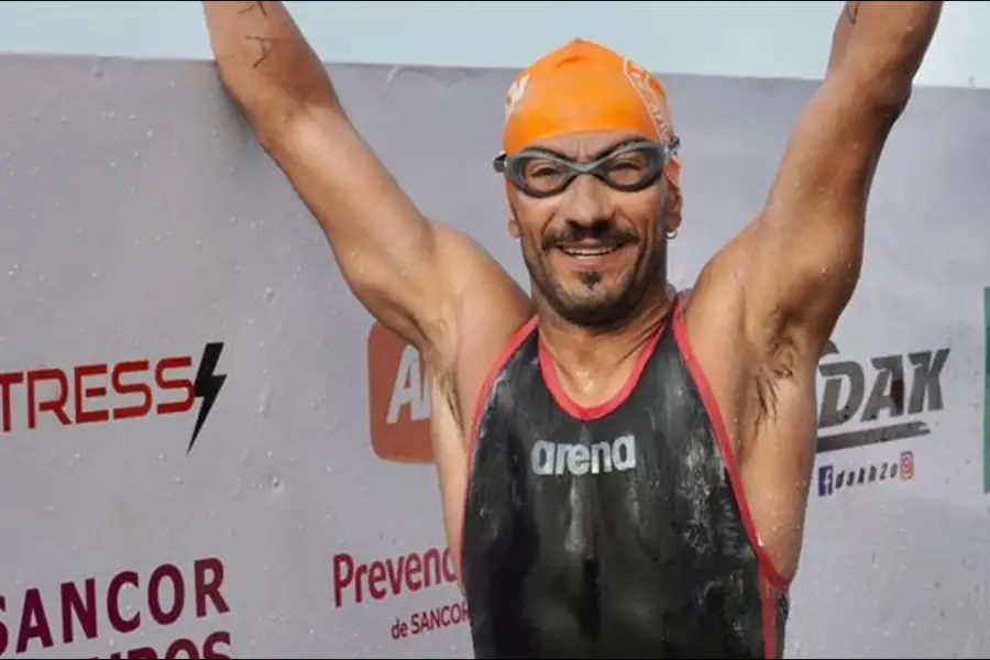 CRUCE HISTÓRICO. Fernández Figueroa, durante la travesía a nado del Río de la Plata, desafío que completó en 2025 y por el que fue distinguido en la Fiesta del Deporte de LA GACETA.