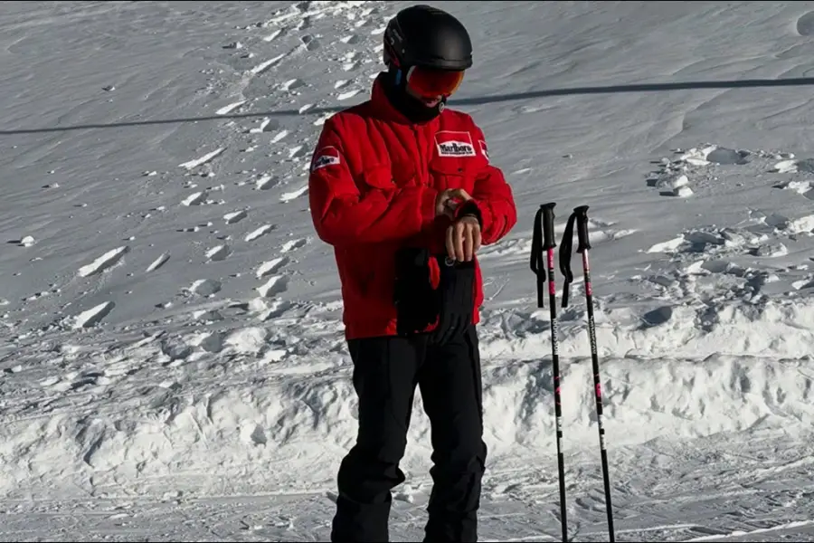 HOMENAJE FALLIDO. Pierre Gasly quedó en el centro de la escena tras una imagen que reavivó la sensibilidad de los fanáticos ligados a Michael Schumacher.
