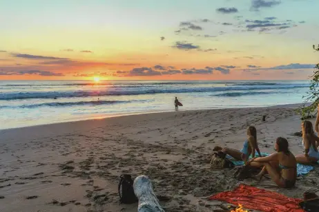 Vivir frente al mar y viajar barato: por qué los voluntariados costeros son furor entre jóvenes en 2026