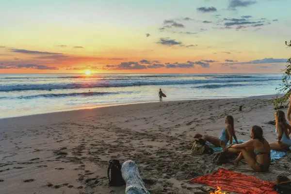 Vivir frente al mar y viajar barato: por qué los voluntariados costeros son furor entre jóvenes en 2026