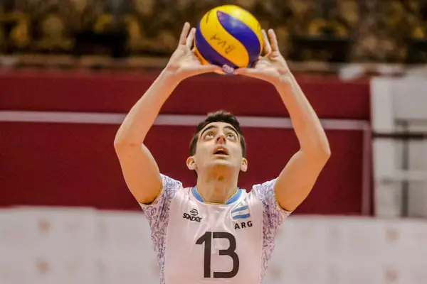 Es tucumano, se formó en Monteros Vóley, juega en España y sueña con la Selección