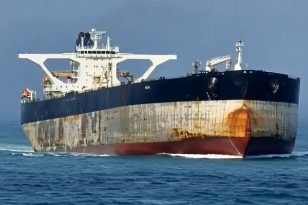 Rusia desplegó un submarino para proteger el buque interceptado por EEUU