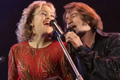 Musical más allá del tributo: Hugh Jackman y Kate Hundson protagonizan “Song Sung Blue”