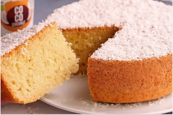 Tarta de coco sin harina, sin azúcar y alta en proteínas en solo cuatro pasos