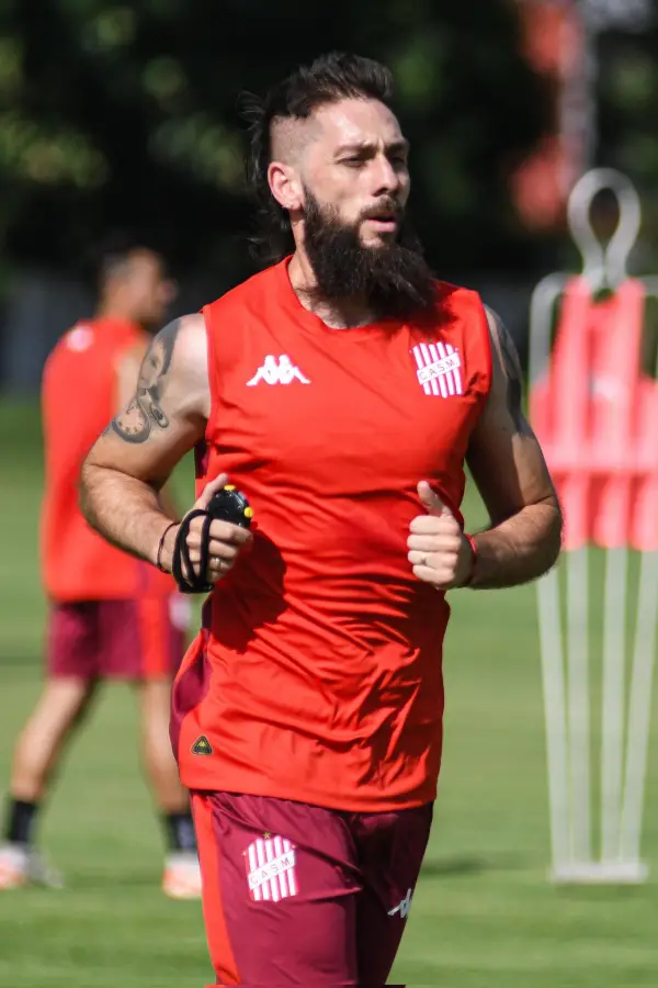 EN ACCIÓN. Parnisari lleva varios entrenamientos con el plantel profesional durante las jornadas a doble turno.