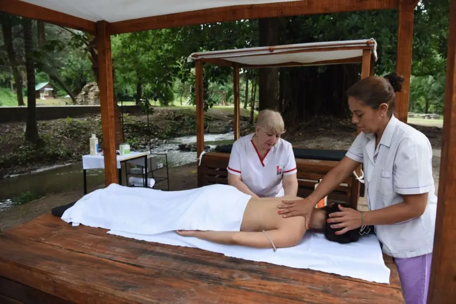 RELAX MÁXIMO. Entre árboles y con el sonido del agua, hay masajistas que ofrecen sus servicios en el espacio.