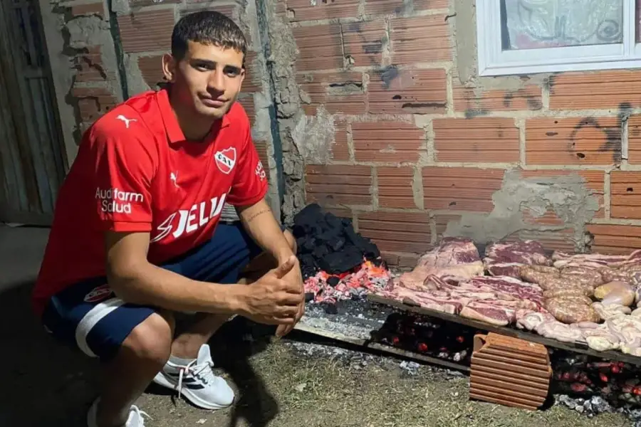 FESTEJO. Así celebró Ruíz cuando se convirtió en jugador profesional firmando con el 