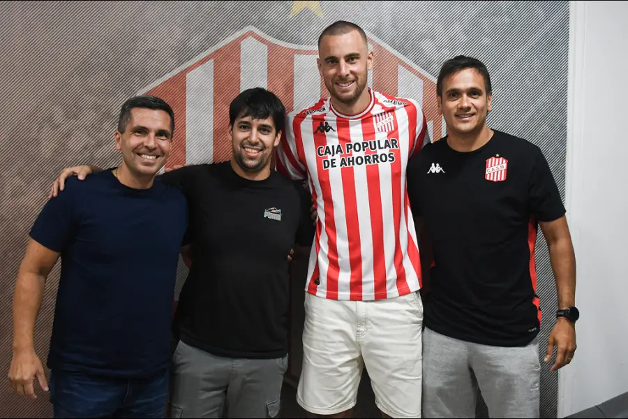 FIRMA Y PRESENTACIÓN. Nicolás “Fosa” Ferreyra selló su vínculo con San Martín junto al protesorero Franco Pinello, el prosecretario Gerónimo García Mirkin y el vicepresidente Rafael Ponce de León, en el acto formal que confirmó su llegada al “Santo”.