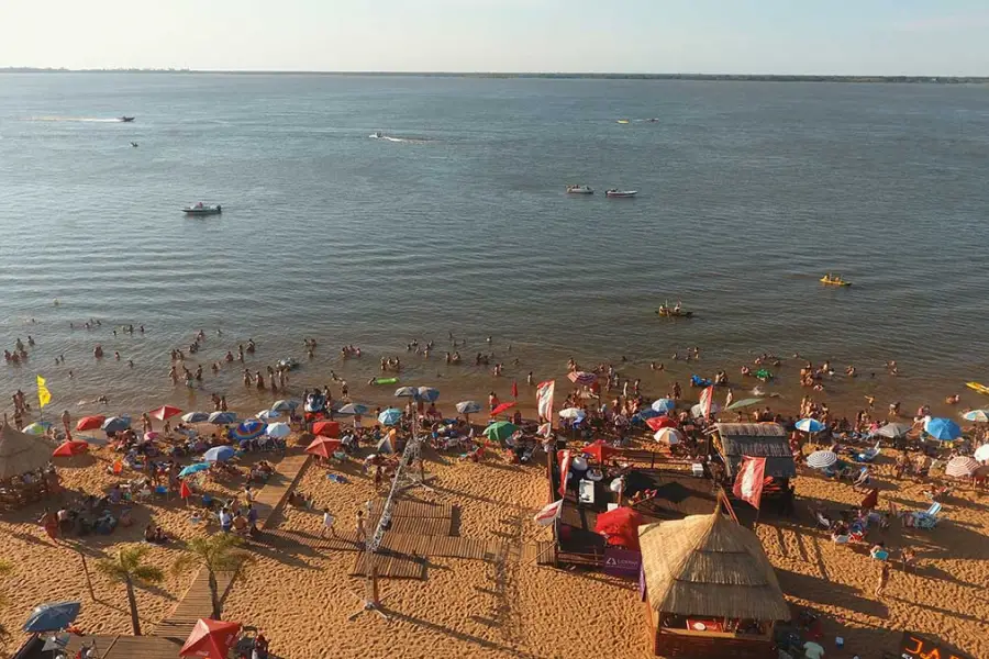 PASO DE LA PATRIA. Este destino correntino mantiene su esencia ribereña con playas amplias, agua tibia y ambiente relajado.