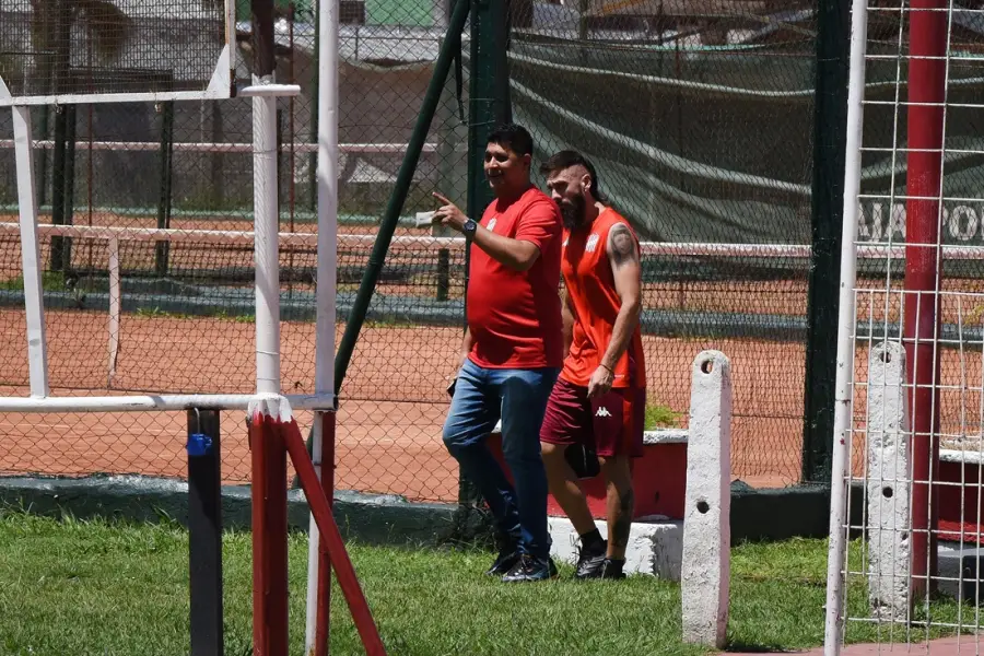 REFUERZO. Parnisari, que es acompañado por el dirigente Franco Ghiani, se dirige a la pensión para almorzar junto al resto del plantel.