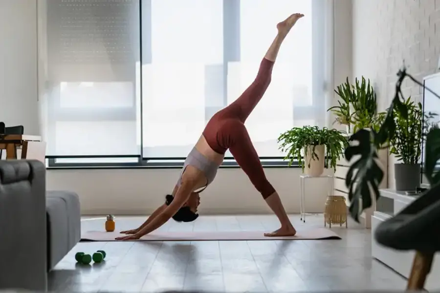 Tres posturas de yoga que ayudan a tener una cintura más pequeña