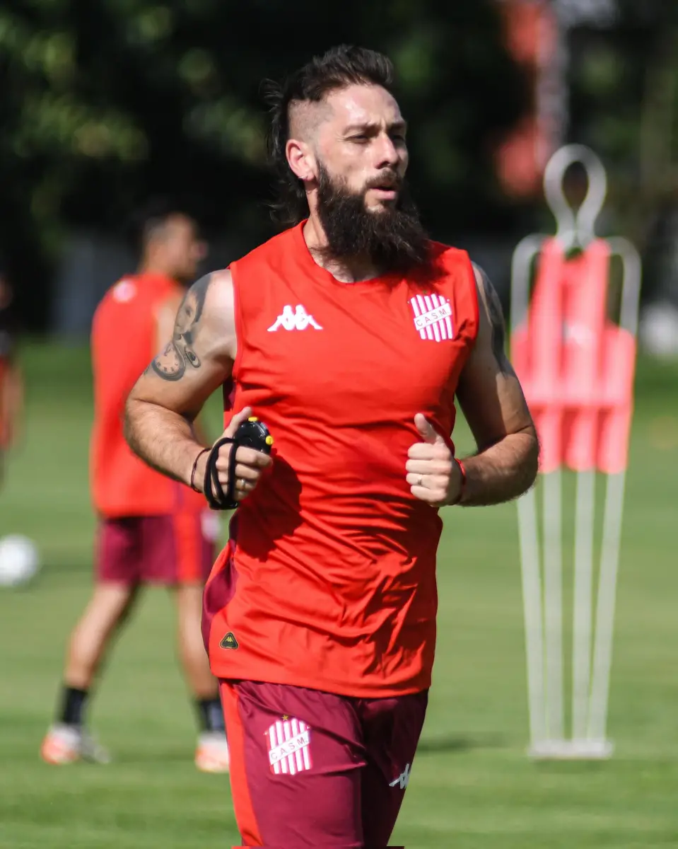EN ACCIÓN. Parnisari lleva varios entrenamientos con el plantel profesional durante las jornadas a doble turno.