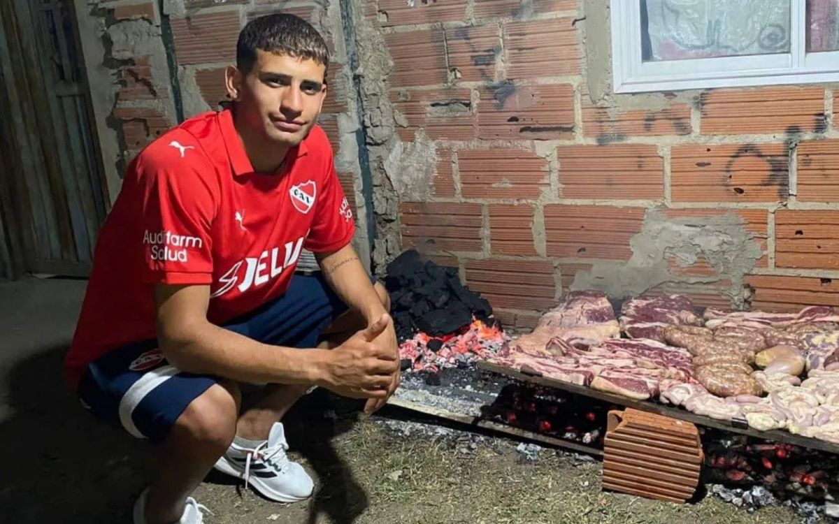 FESTEJO. Así celebró Ruíz cuando se convirtió en jugador profesional firmando con el 