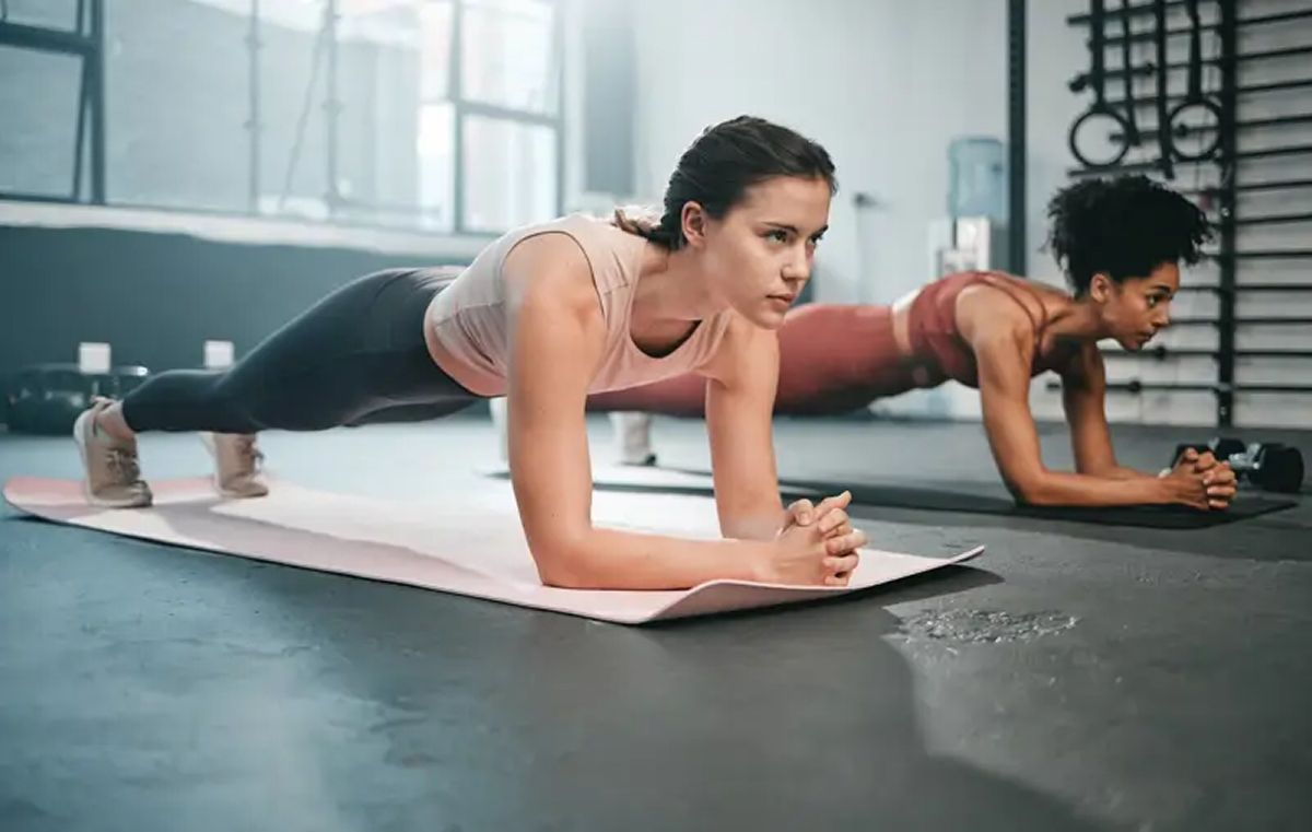 Tres posturas de yoga que ayudan a tener una cintura más pequeña
