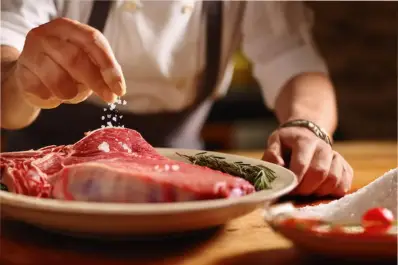 No tires la cáscara de cebolla: el truco para transformarla en una sal gourmet