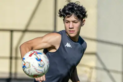 Tiene 13 años, es un goleador letal y se entrena en un equipo de la primera división de Paraguay