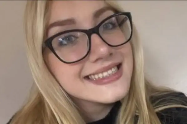 Una asesora libertaria estaba alcoholizada y chocó