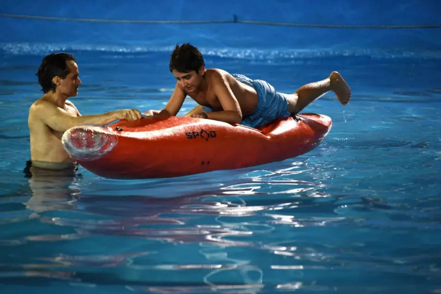 Lisandro aprende a remar en una pileta del Complejo Ledesma