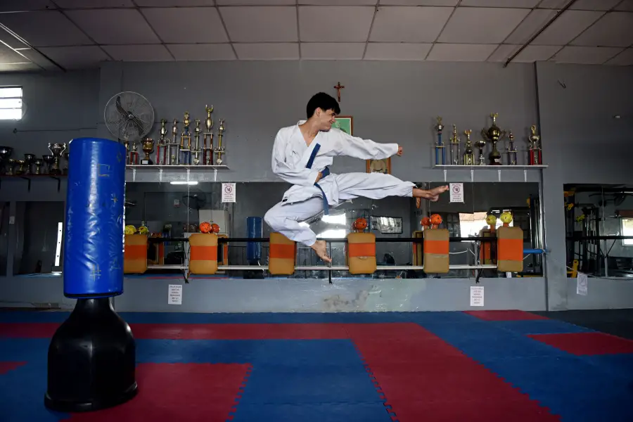 EN ACCIÓN. Fontana ejecuta una patada, durante un entrenamiento en el gimnasio ubicado en Santa Fe al 2400.