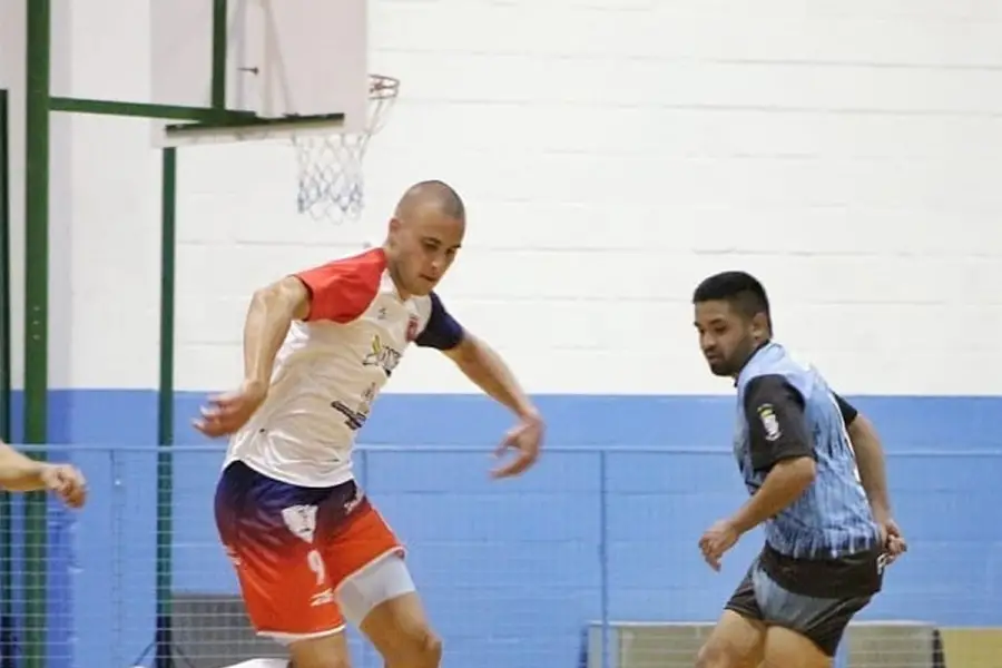 EN EL FUTSAL. Ferreyra utilizó el tiempo sin fútbol para jugar con amigos en otras disciplinas.