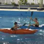 Lisandro aprende a remar en una pileta del Complejo Ledesma