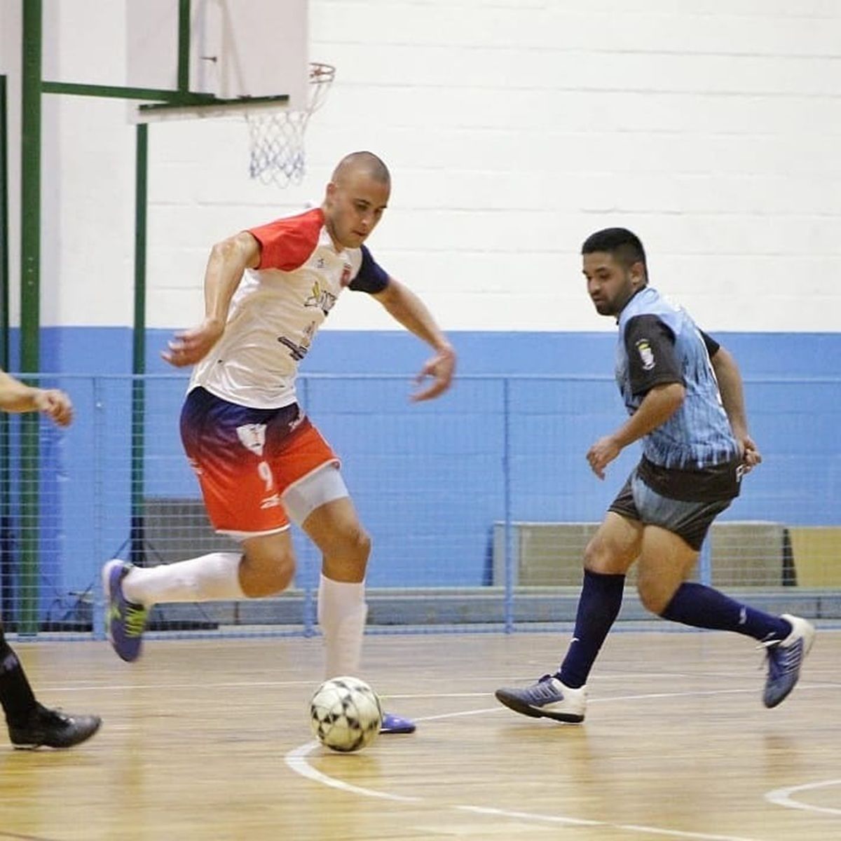 EN EL FUTSAL. Ferreyra utilizó el tiempo sin fútbol para jugar con amigos en otras disciplinas.