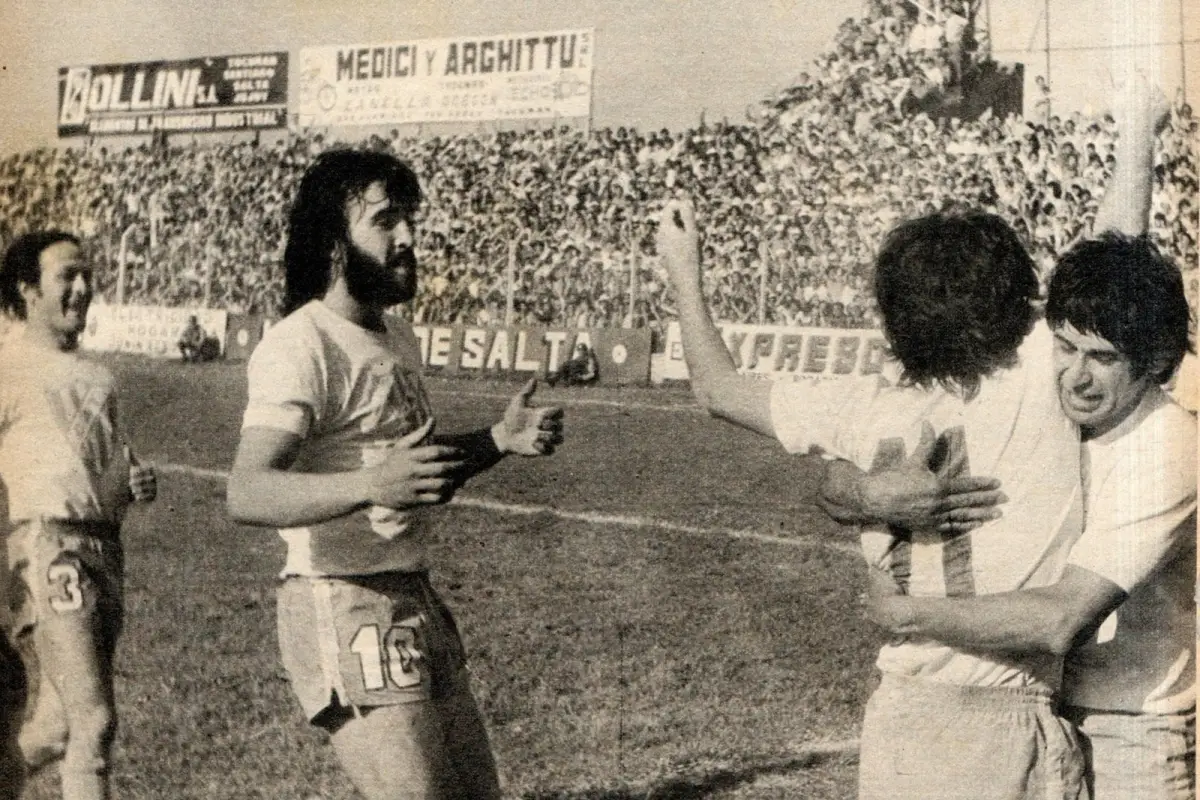 EL DELIRIO. Jorge Ghiso acaba de marcar el 3-1 de penal y se funde en un abrazo con Dominé. Desde atrás, Villa y Bulacio corren para unirse a una celebración histórica en el Monumental.