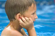 Oídos bajo el agua: cómo  evitar las infecciones