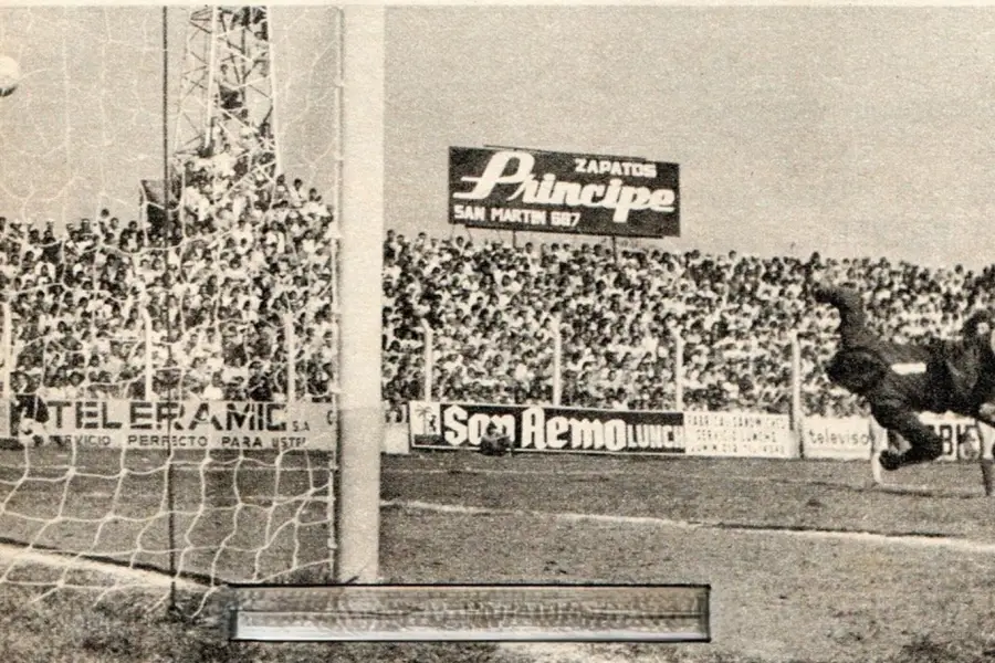 ESPECTACULAR. El adjetivo que eligió El Gráfico para definir el zapatazo de 35 metros de Villa. El gol del empate llegó en el momento más crítico del partido.