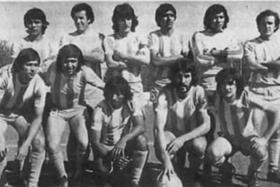 UN EQUIPO PARA EL RECUERDO El plantel de Atlético que hizo historia en 1975: campeón invicto de la Liga y puntero en su zona del Nacional y cuarto en el octagonal final. Arriba: Moreno, Arias, Palomba, Guerrero, Ruiz y Bulacio. Abajo: Dominé, Castro, Agüero, Villa y Ghiso.