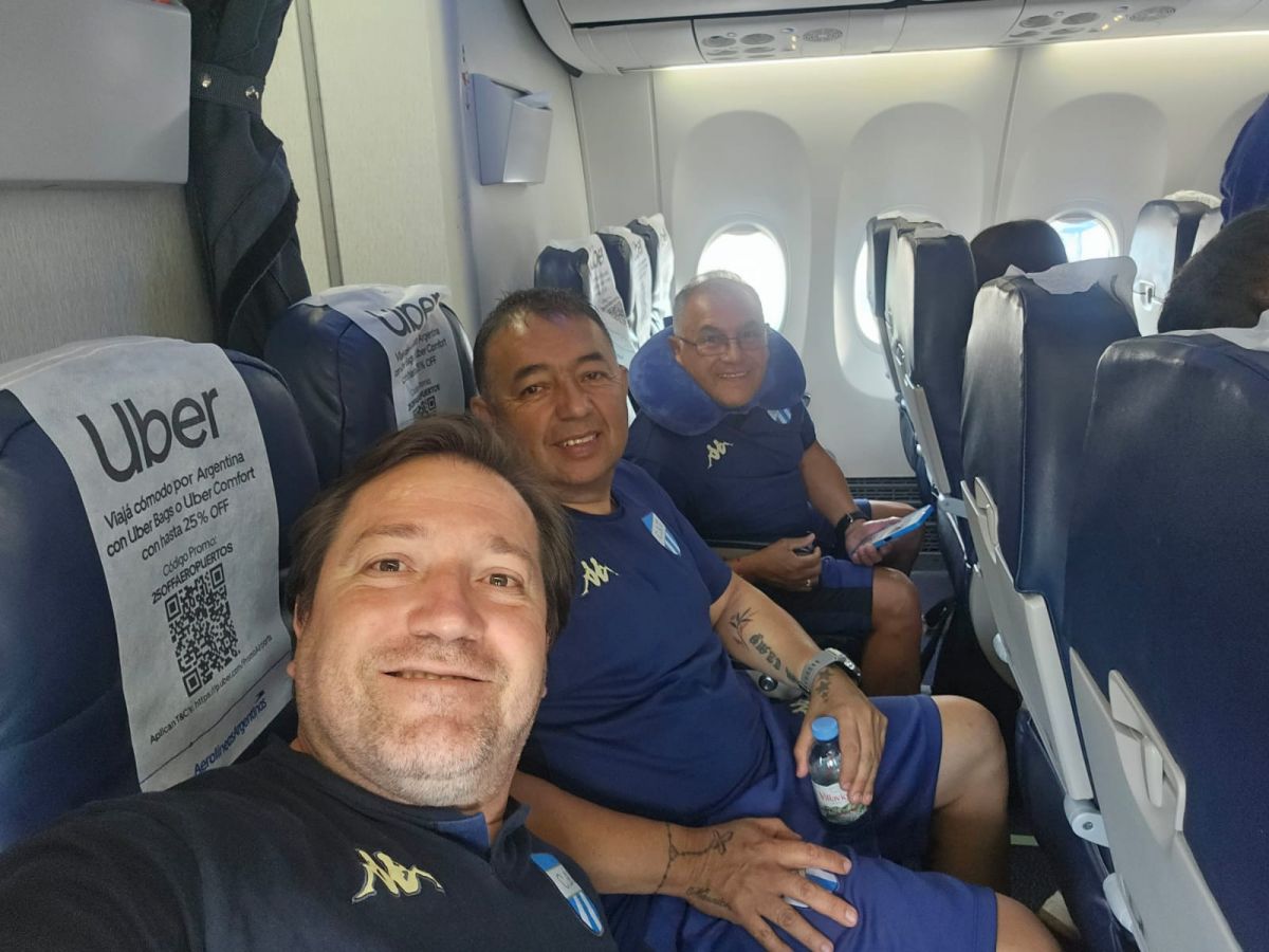A PUNTO DE DESPEGAR. Patricio Peralta, kinesiólogo, Mario Quiroga, jefe de utilería y Dante Cortez, masajista del club, sonríen antes de partir a Buenos Aires.