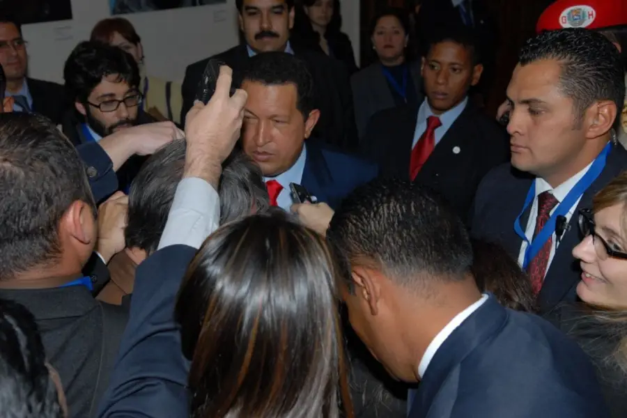 EN LA COMITIVA. Maduro, hacia el fondo, en la llegada al Hotel Catalinas.